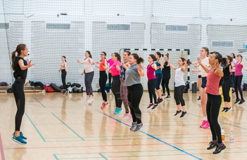 Pörgős kardiointervall óra fitness DJ-vel és a BEAC edzőivel.